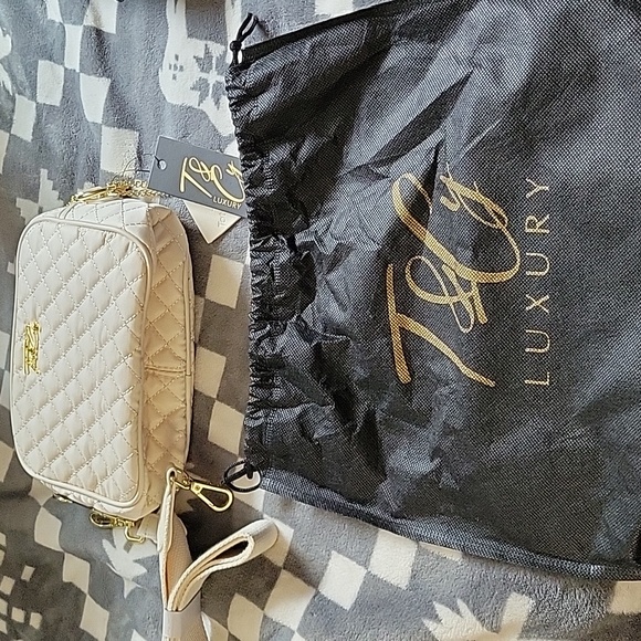 Tote & Carry NWT Beige White Quilted Nylon Crossbody Messenger Bag - Picture 8 of 15